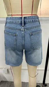 Detailansicht der Gesäßtaschen und des Fransensaums dieser blauen High-Waist-Denim-Shorts