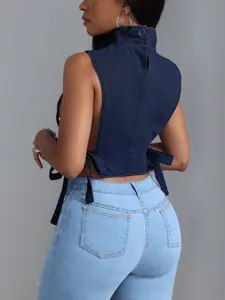 Vista posteriore che mostra il design dettagliato dei lacci di un top denim blu scuro
