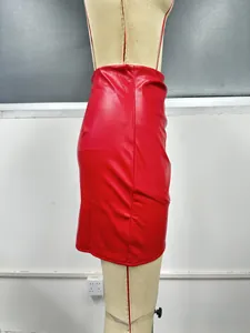 Vue détaillée latérale d'une mini-jupe moulante en similicuir rouge sur un mannequin.