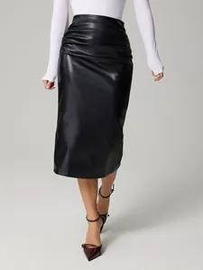 Jupe midi en cuir PU noir froncé avec coupe ajustée et détail de taille élégant