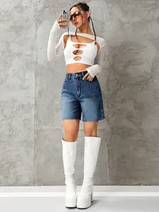 Modische blaue High-Waist-Denim-Shorts mit Details am offenen Saum am Modell gezeigt