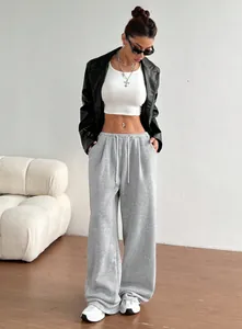 Vue détaillée d'un pantalon de jogging gris à jambes larges avec cordon de serrage