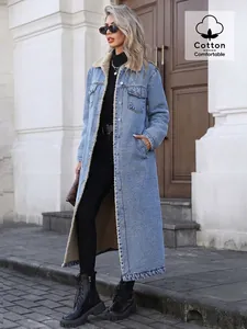 Détail d'un long manteau en jean doublé de polaire avec coupe ample et col en laine