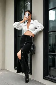 Stijlvolle retro zwarte denim maxi-rok met knoopsluiting en een hoge split aan de voorzijde
