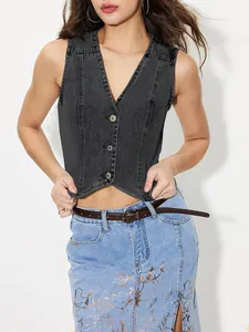 Vue détaillée du gilet en jean noir à col en V pour femme avec fermeture boutonnée.