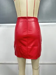 Détail de la vue arrière d'une mini-jupe en cuir PU rouge avec fermeture éclair
