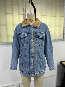 Detailansicht einer lockeren Jeansjacke mit Fleecefutter und Sherpa-Kragen auf einer Puppe
