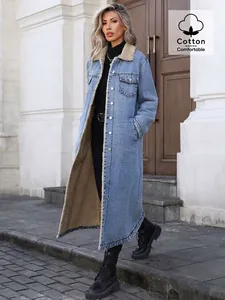 Vue complète d'un trench-coat long en denim avec une doublure en polaire chaude