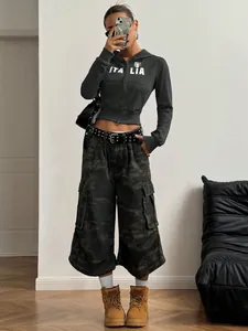 Detailansicht eines dunkelgrauen Cropped-Hoodies für Damen mit Italia-Druck und Reißverschluss