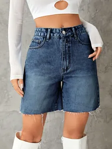 Nahaufnahme von blauen Jeans-Shorts mit hoher Taille und lässigem Saum und Taschen