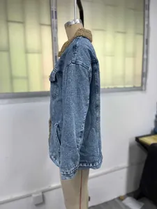 Seitenprofil eines lockeren blauen Denim-Jacke mit warmem Sherpa-Kragen für Damen
