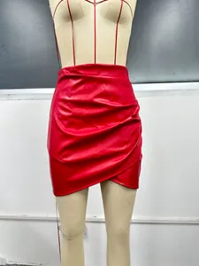 Détail d'une mini-jupe en simili cuir rouge drapée présentée sur un mannequin de couture