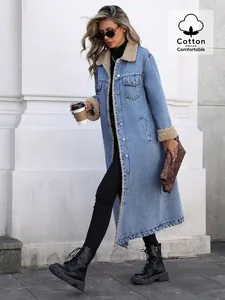 Vue complète d'une veste longue en jean avec doublure polaire et col rabattu