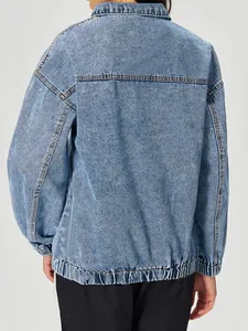 Vista posteriore di una giacca di jeans blu chiaro ampia con fondo elastico