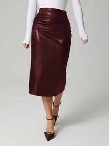 Détail d'une jupe midi élégante en similicuir bordeaux avec taille haute froncée