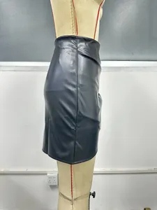 Vue de profil d'une mini-jupe noire en similicuir sur un mannequin pour les détails.