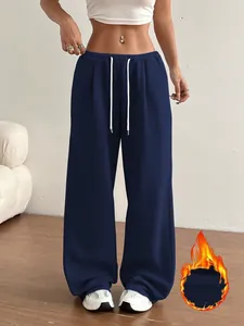 Détail d'un pantalon de survêtement large bleu marine doublé polaire pour femme