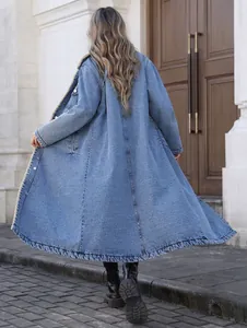 Vue arrière d'un long manteau en jean avec doublure polaire et coupe ample en A