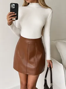 Détail d'une mini-jupe en cuir PU marron avec silhouette trapèze et coutures décoratives élégantes