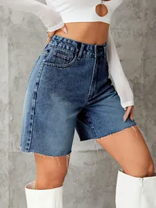 Detaillierte Ansicht stilvoller High-Waist-Denim-Shorts mit trendigem Fransen-Saum
