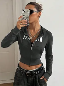Detailansicht grauer kurzer Damen-Kapuzenpulli mit Italia-Aufdruck