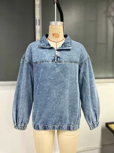 Pullover in denim lavaggio chiaro da donna con collo a mezza zip e bordo elastico
