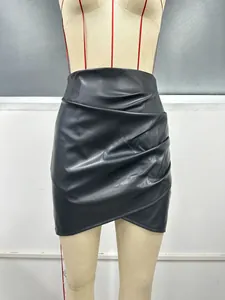 Vue détaillée d'une mini-jupe chic en similicuir noir à taille haute et détails plissés
