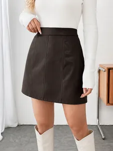 Vue détaillée d'une mini-jupe en similicuir marron à taille haute avec coutures chics.