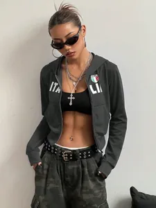 Detailansicht eines verkürzten Kapuzenpullovers mit Italia-Print im Streetwear-Stil
