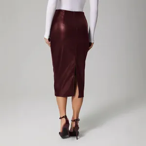 Vue arrière professionnelle d'une jupe mi-longue en similicuir bordeaux à taille haute