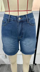 Detailaufnahme der blauen High-Waist-Denim-Shorts mit modischem, ausgefranstem Saum