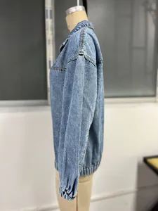 Vista laterale dettagliata di una giacca di jeans blu casual ampia su un manichino.