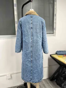 Détail de la vue arrière d'un manteau long en jean avec un col chaud en fausse fourrure