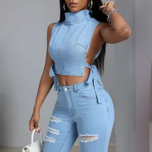 Top corto in denim sexy con collo alto e lacci laterali e jeans strappati abbinati