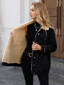 Detailansicht des warmen und weichen beigen Sherpa-Futters in einer schwarzen Jeansjacke.