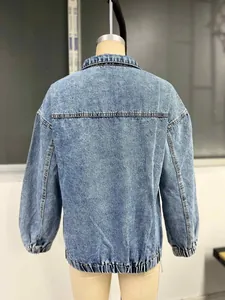 Vista posteriore di una giacca di jeans lavata azzurro con dettagli elastici sull'orlo