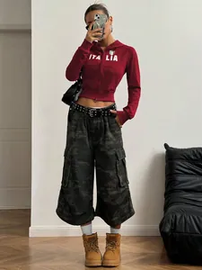 Modischer roter bauchfreier Kapuzenpullover mit Italia-Druck und Camo-Cargo-Hose