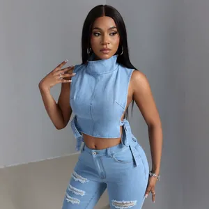 Top crop in denim azzurro senza maniche con lacci laterali e jeans strappati set