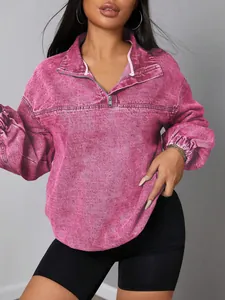 Dettaglio pullover in denim rosa lavato con colletto a zip e polsini elastici morbidi.