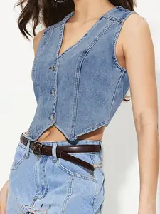 Détail d'un gilet en jean bleu à col en V pour femme avec des boutons métalliques