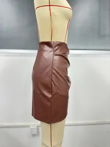 Profil latéral détaillé d'une mini-jupe élégante en similicuir marron sur un mannequin de couture