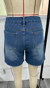 Rückansicht von blauen Denim-Shorts mit hoher Taille, Taschen und rohem Saum-Detail