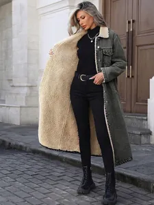 Détail de ce long manteau en jean avec une doublure en polaire sherpa chaude et épaisse