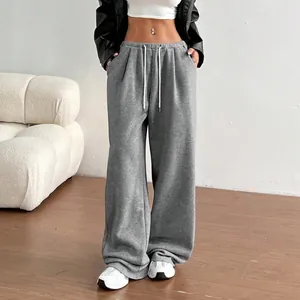 Vue détaillée d'un pantalon de jogging gris ample avec taille élastique à cordon blanc