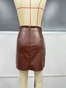 Vue arrière d'une mini-jupe en similicuir marron avec fermeture éclair sur mannequin
