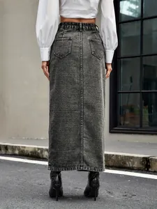 Gedetailleerd achteraanzicht van een vintage lange spijkerrok met hoge taille