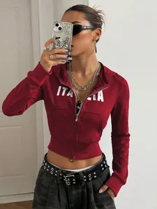 Detailaufnahme: Weinroter bauchfreier Kapuzenpullover mit weißem Italia-Druck für Damen