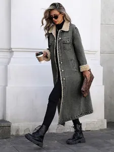 Veste longue en jean avec doublure polaire et boutons pour femme style décontracté.