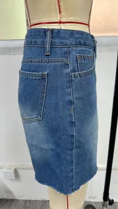 Detailansicht eines blauen Denim-Rocks mit hoher Taille, ausgefranstem Saum und Hintertasche.