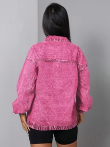 Vista posteriore di una giacca di jeans rosa lavata con acido, vestibilità oversize.